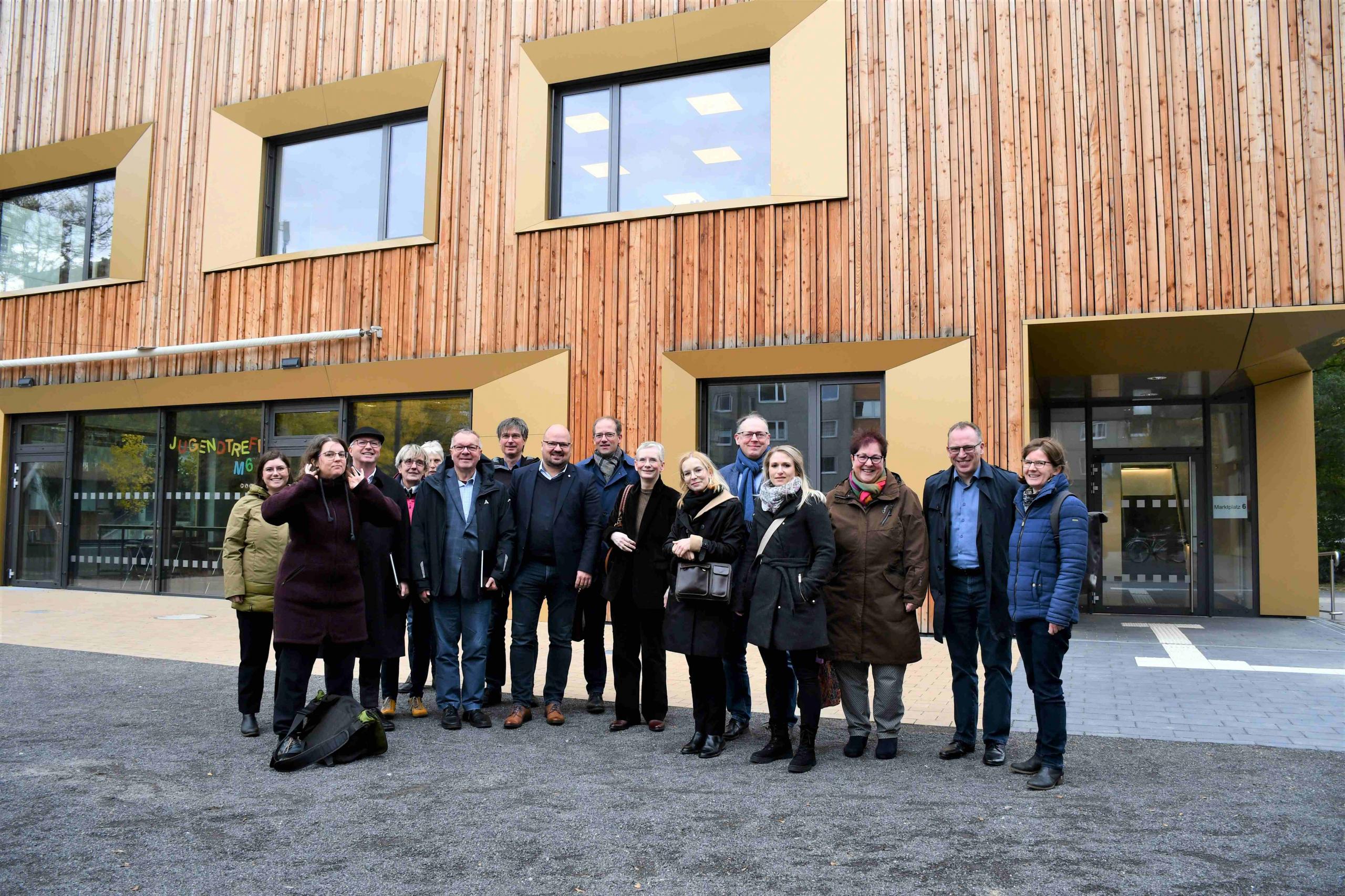 Schaffen Stadt und Kirche bald ein ziviles Notfallnetzwerk für den Kinderschutz? Diese Frage stellten sich die 16 Teilnehmenden des alljährlichen Kirche-Stadt-Gesprächs zu denen auch Bürgermeister Kai Eggert, Pfarrer Thomas Kellner, Pastor Burkard Straeck, Kirchenkreis Superintendent Andreas Brummer und Pastorin Ilka Straeck zählten. ©Stadt Laatzen Eine Gruppe Menschen mit dicken Mänteln steht vor einem Haus mit Holzverkleidung