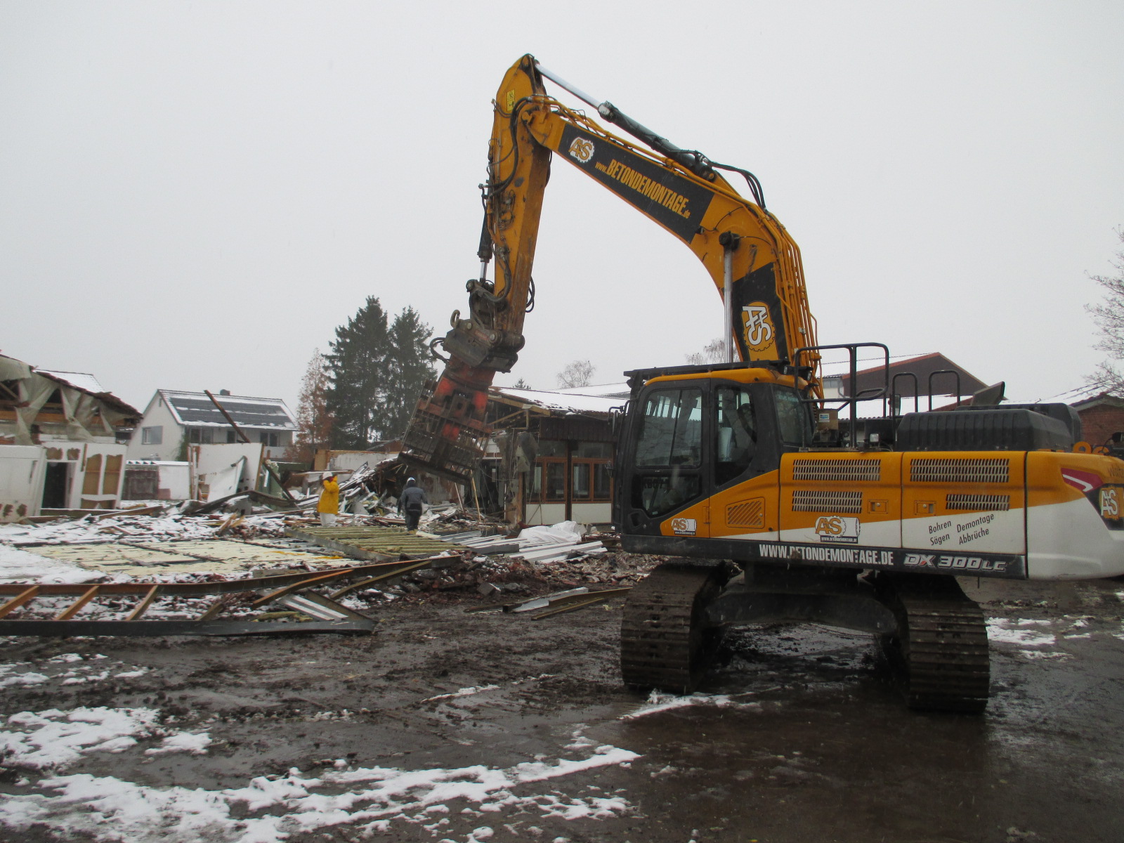 Ein Abrissbagger steht vor den baulichen Überresten der alten Grundschule Ingeln-Oesselse.