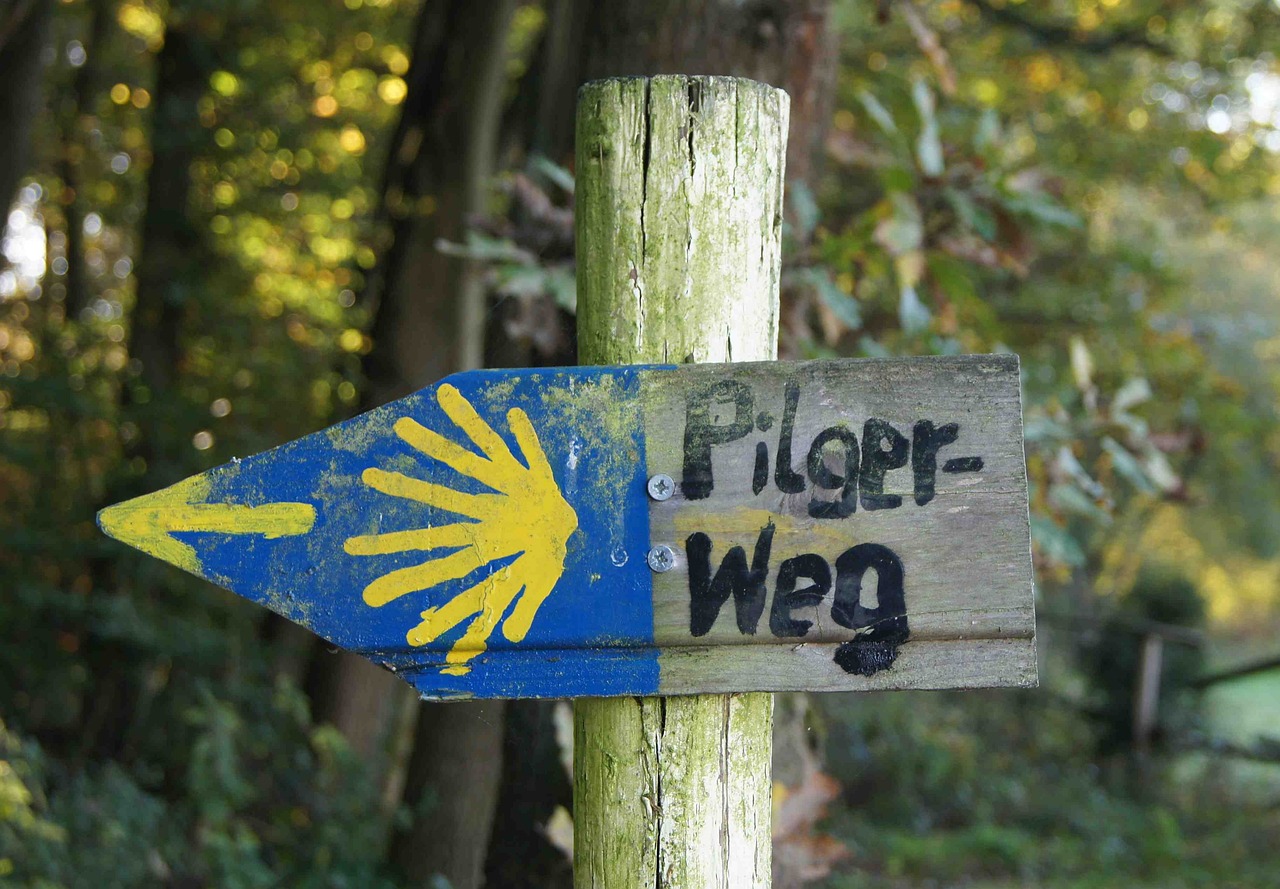 Schild mit dem Symbol der Pilger und Schriftzug "Pilgerweg"