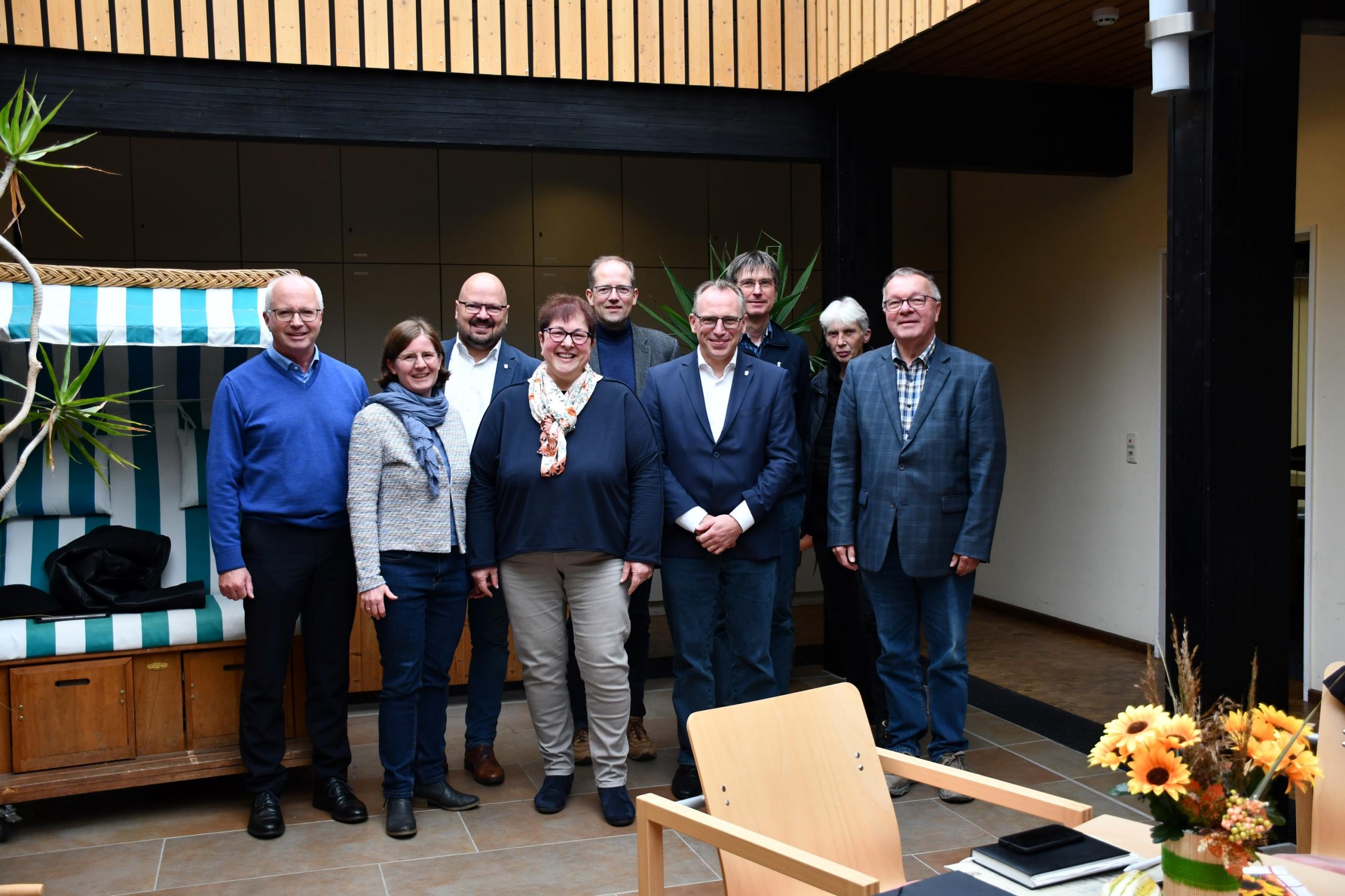 Jugendarbeit, Stadtempfang und Zukunftsvisionen: Beim jährlicher Austausch von Kirche und Stadt kamen Pfarrer Thomas Kellner (v.l.), Pastorin Katrin Dieckow, Bürgermeister Kai Eggert, Pastorin Ilka Straeck, Pastor Jens Wening, Stadtrat Jörg Sporleder, Fachbereichsleiter Thomas Schrader, kirchliche Sozialpädagogin Martina Soßdorf und Pastor Burkhard Straeck ins Gespräch. ©Stadt Laatzen Eine Gruppe Menschen steht in einem lichtdurchfluteten Foyer eines Gemeindehauses und blickt freundlich in die Kamera.