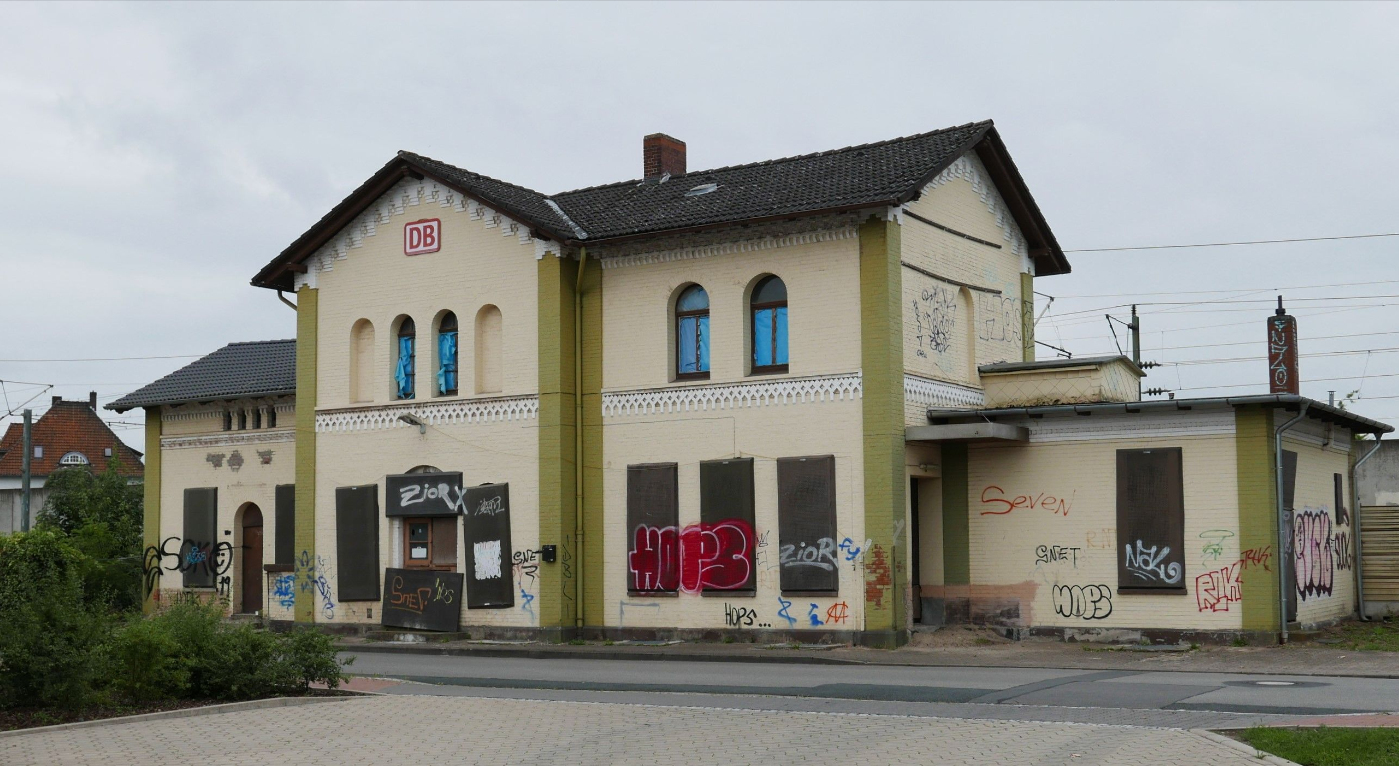Es ist ein ehemalig genutztes Bahnhofsgebäude zu sehen