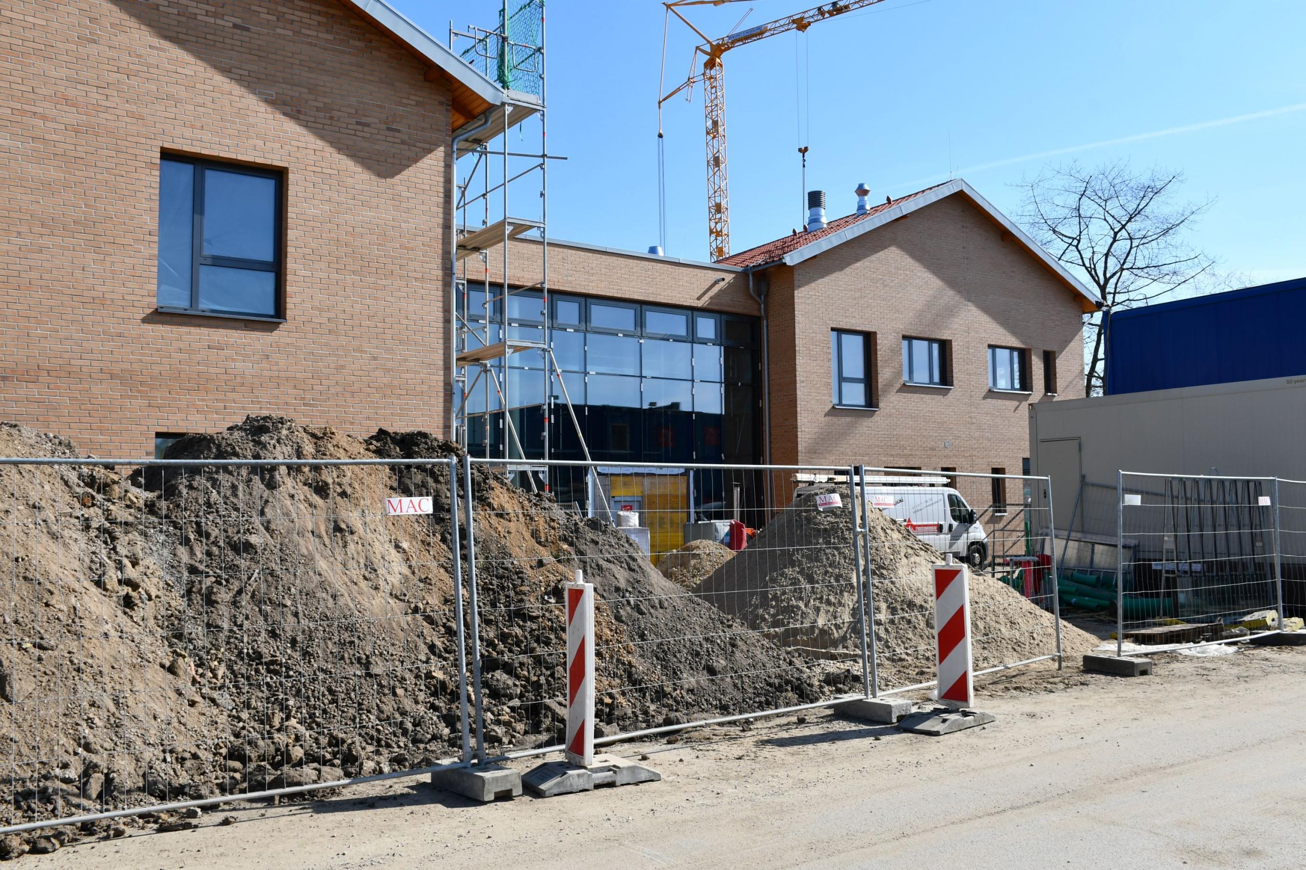 Ein Neubau mit Gerüst