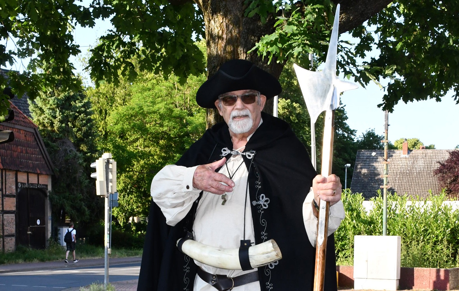 Nachtwächter "Christian Wullekopf" führt seit 2023 Gruppen durch Gleidingens historischen Ortskern. ©Stadt Laatzen nachtw chter christian wullekopf alias gerhard mestwerdt hoch