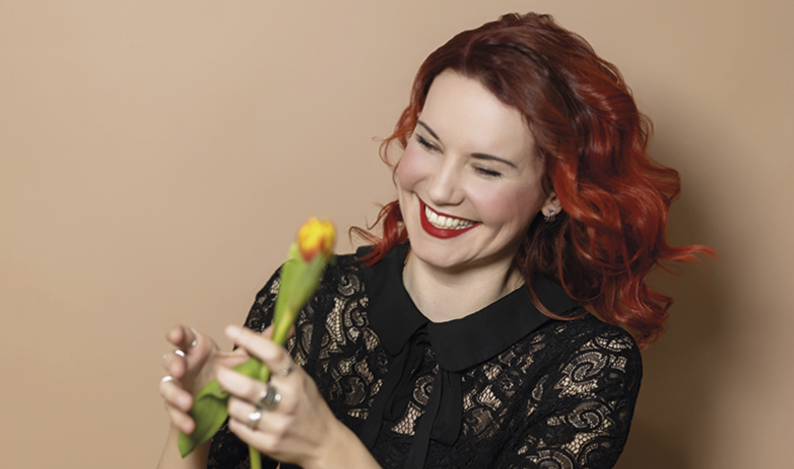 Sängerin Sarah Straub mit einer Tulpe in der Hand