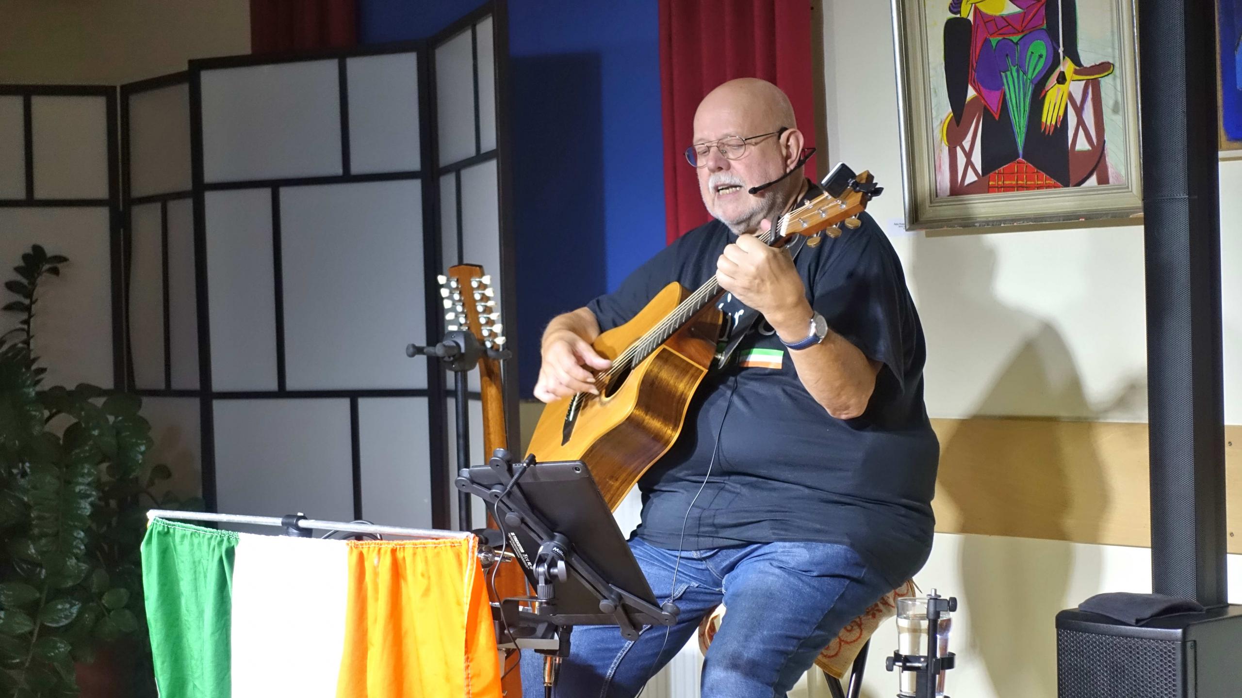 Mann mit einer Gitarre