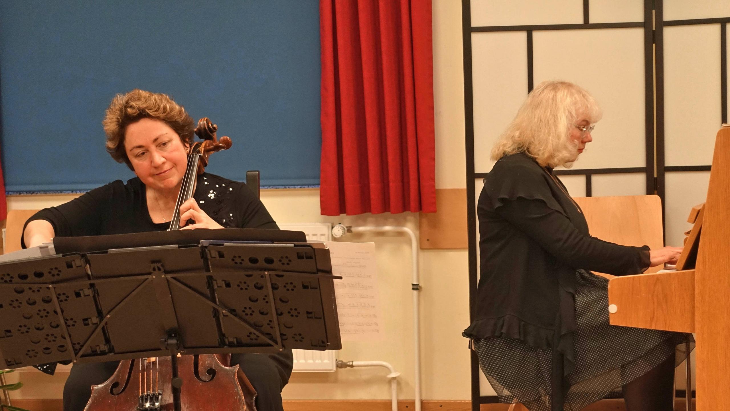 zwei Frauen, eine spielt Klavier, die andere Cello