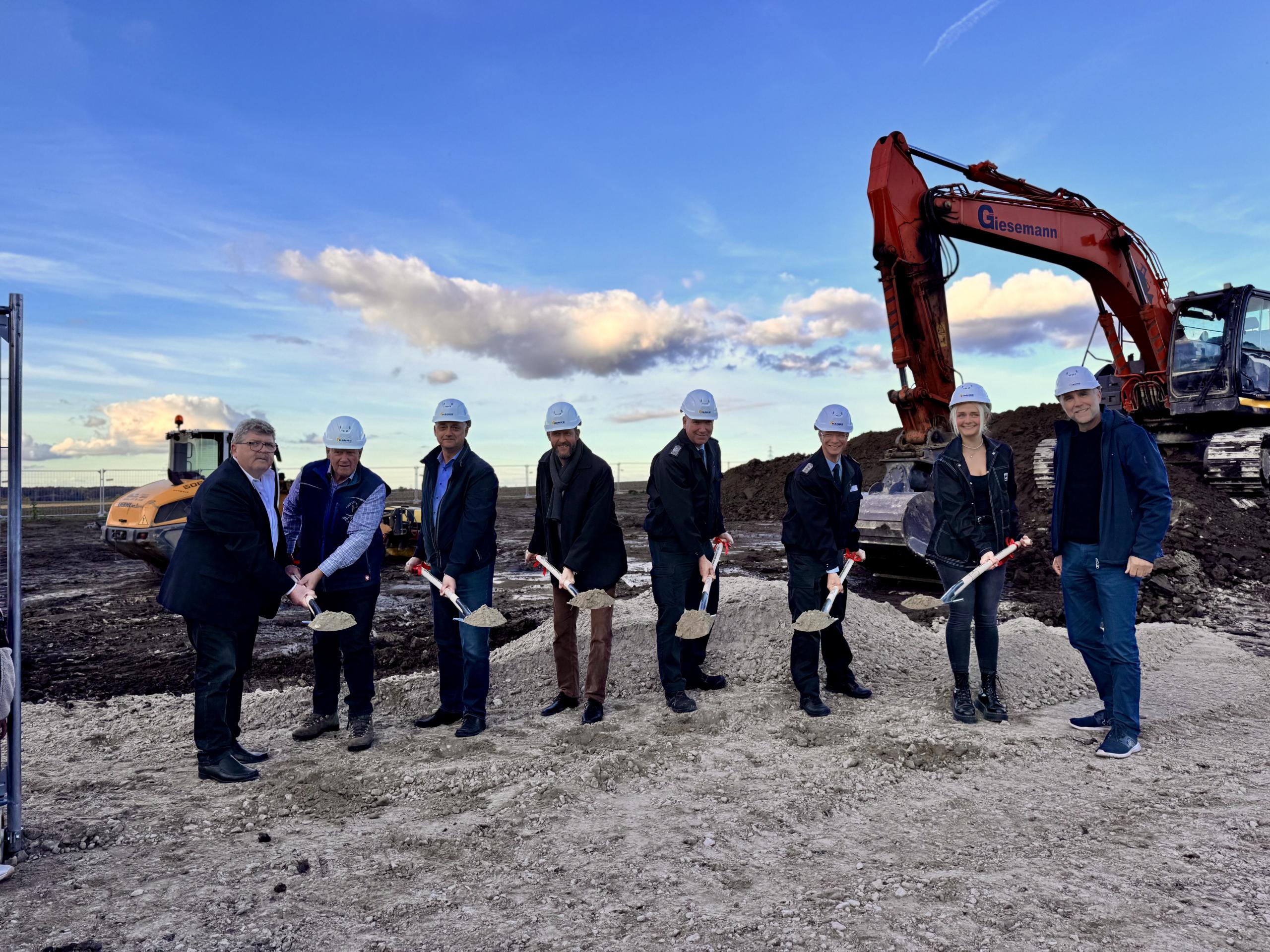 Haben gemeinsam den ersten Spatenstich für das Feuerwehrgebäude in Ingeln gesetzt: stellv. Ortsbürgermeister Michael Riedel (v. l.), Ortsbürgermeister Heinrich Hennies, Geschäftsführer der Hanke Bau- und Projektentwicklungs GmbH Olaf Küpper, Stadtrat Hauke Schröder, Ortsbrandmeister Frank Bezdiak, Stadtbrandmeister Sebastian Osterwald, städtische Projektleiterin Vivien Ritsch und Steffen Lauterbach, Geschäftsführer des Generalplaners arc architekturconzept GmbH. ©Stadt Laatzen Mehrere Männer und eine Frau stehen mit Spaten auf einem Baufeld.