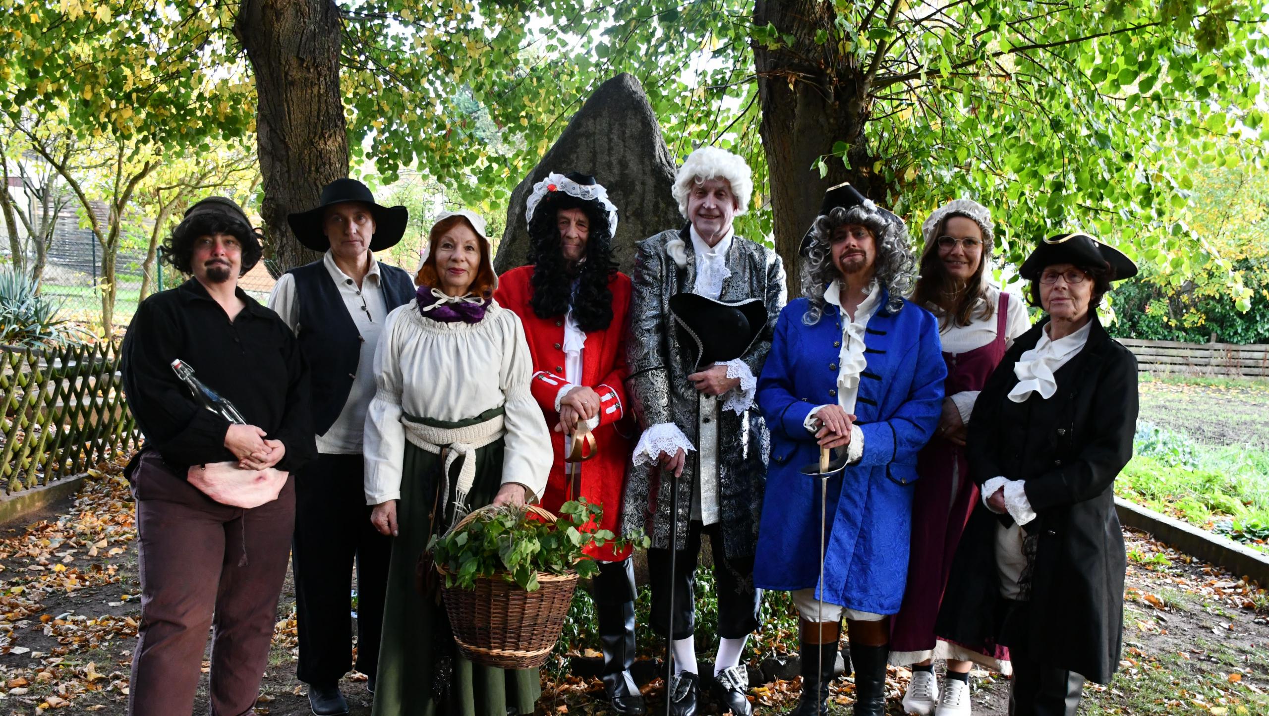 Gruppe der Darstellendenden in Gewandung vor dem Tordenskiold-Gedenkstein