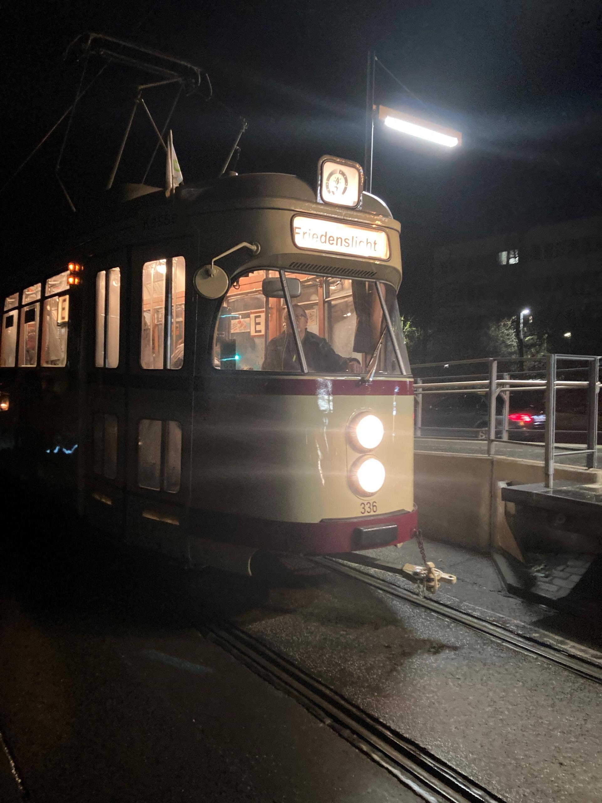 Oldtimer-Straßenbahn mit Schriftzug "Friedenslicht"
