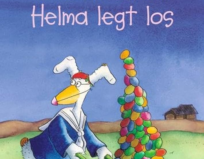 Ein Huhn mit Hasenohren schiebt einen riesigen Berg bunter Eier in einer Schubkarre