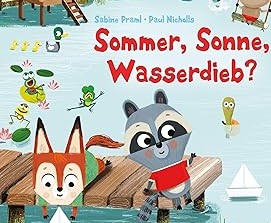 Ein Fuchs und ein Waschbär auf einem Steg im See