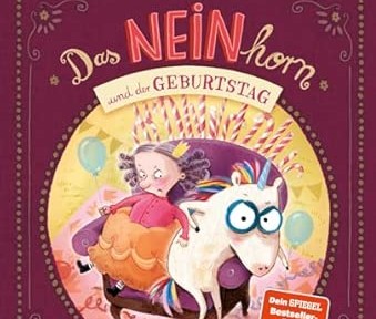 Die Königsdochter und das Neinhorn drängen sich zusammen in einen Sessel
