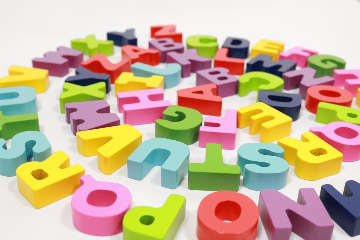 Bunte Magnet-Buschstaben im Kreis gelegt