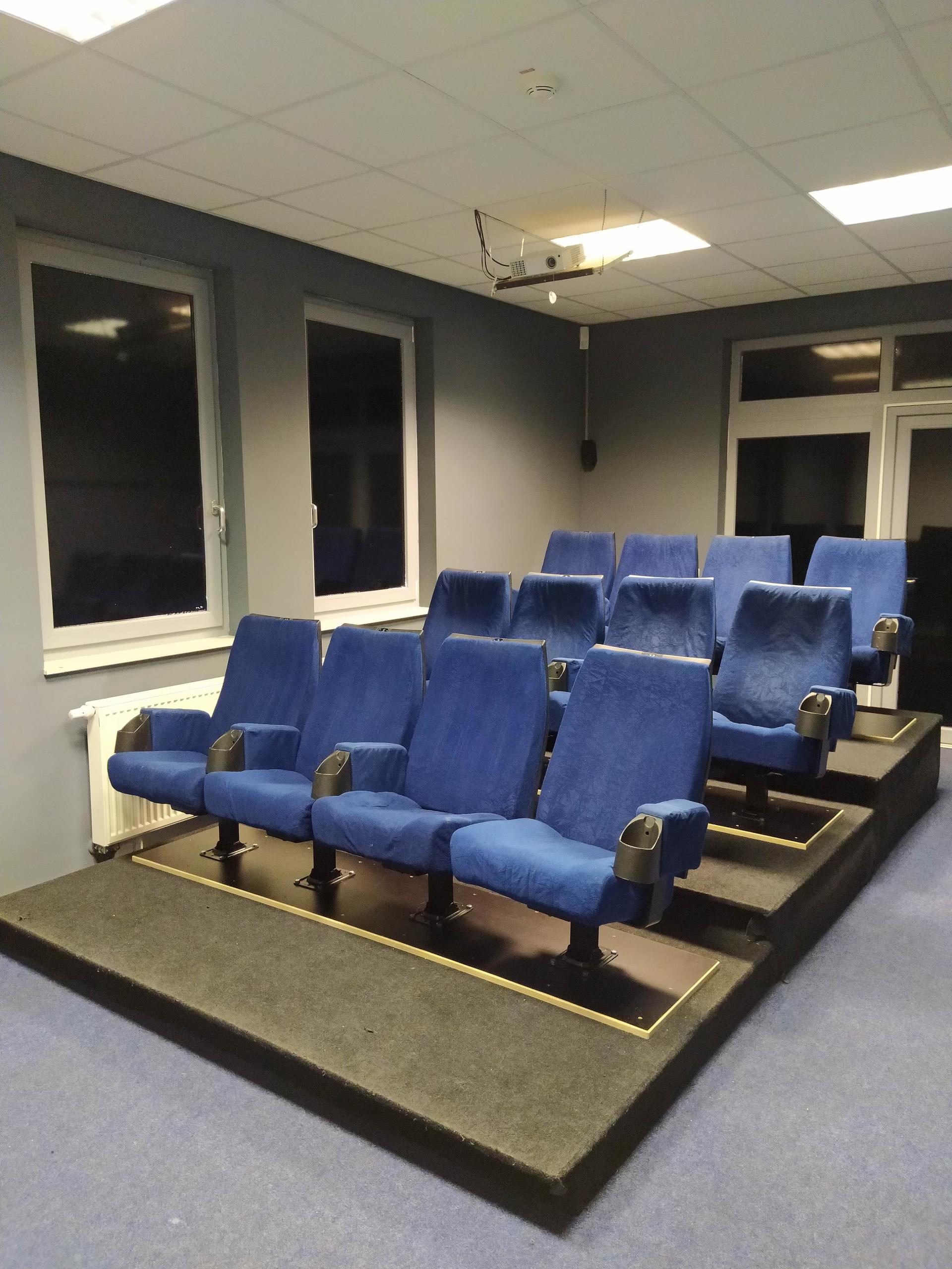 Kinoraum mit Original Kinosesseln