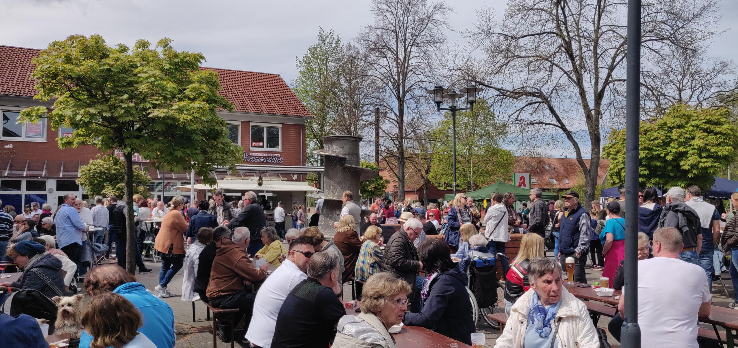 Blick auf den Marktplatz Rethen mit mit Besuchenden und Ständen
