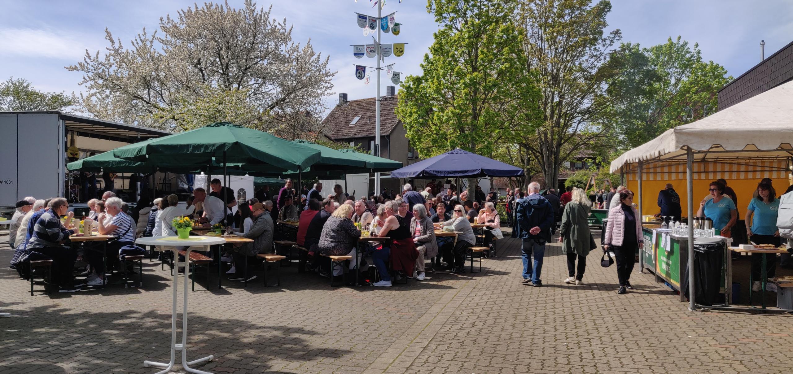 Blick auf den Parkplatz Gleidingen mit mit Besuchenden und Ständen