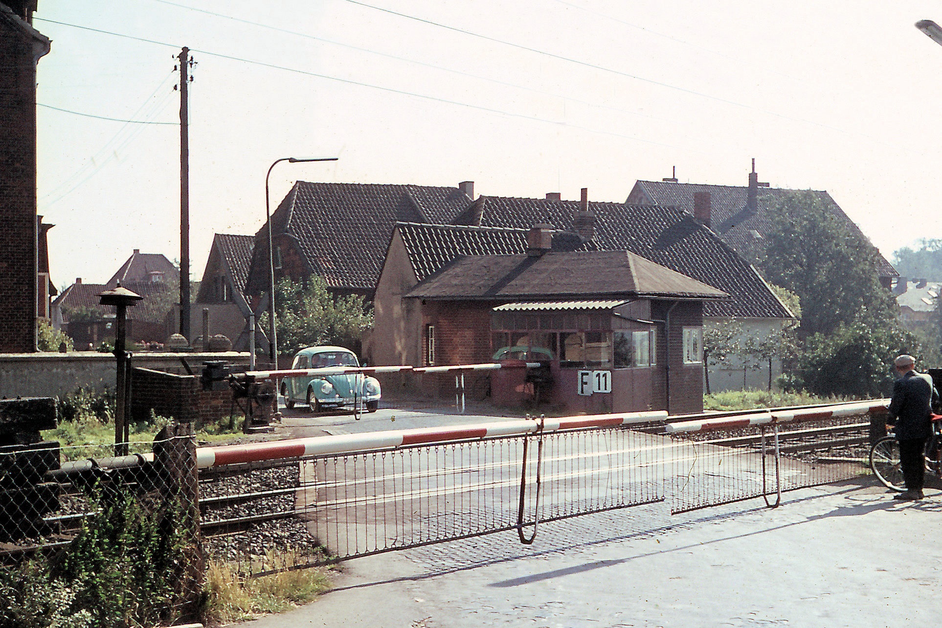 Foto des Bahnübergangs Zentralstraße in Laatzen im Jahr 1972
