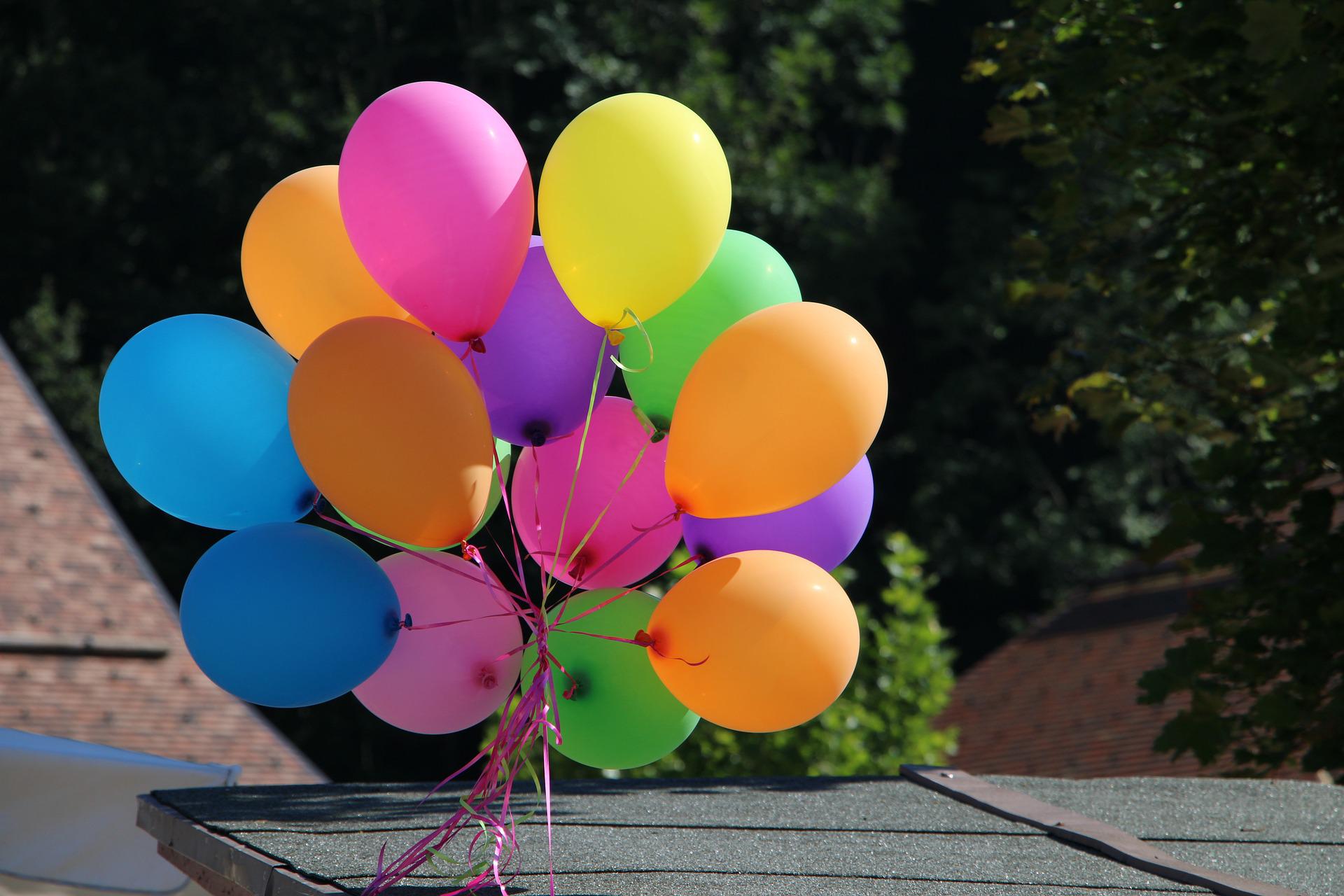 Bunte Luftballons zusammengebunden
