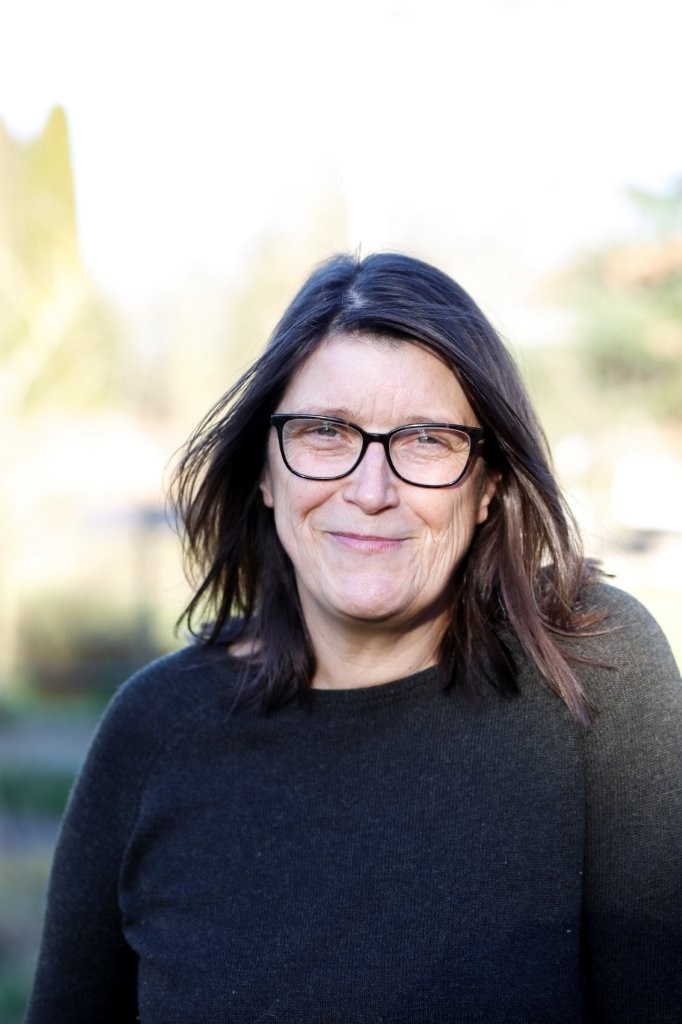 Portrait von einer Frau mit dunkelbraunen Haaren, mittellang und Brille.