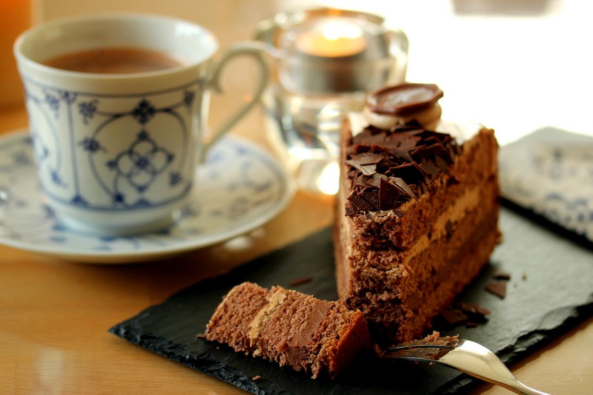 Gedeck mit Kaffee und Kuchen