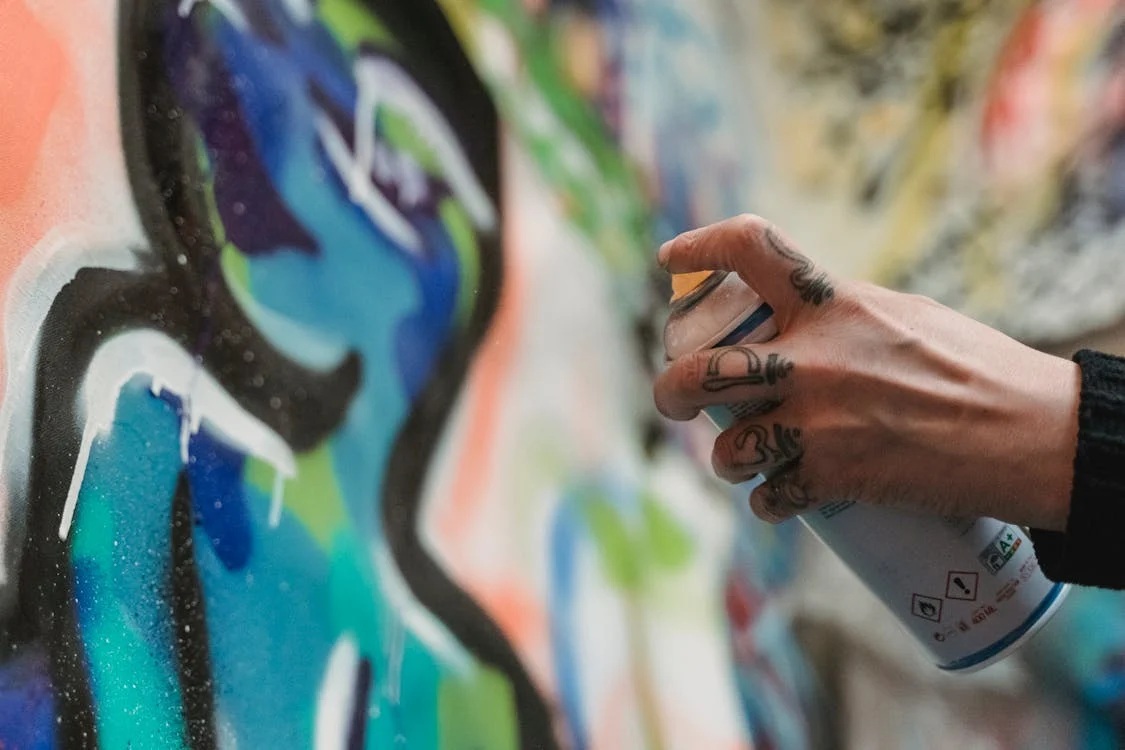 Nahaufnahme Graffitidose beim Sprühen