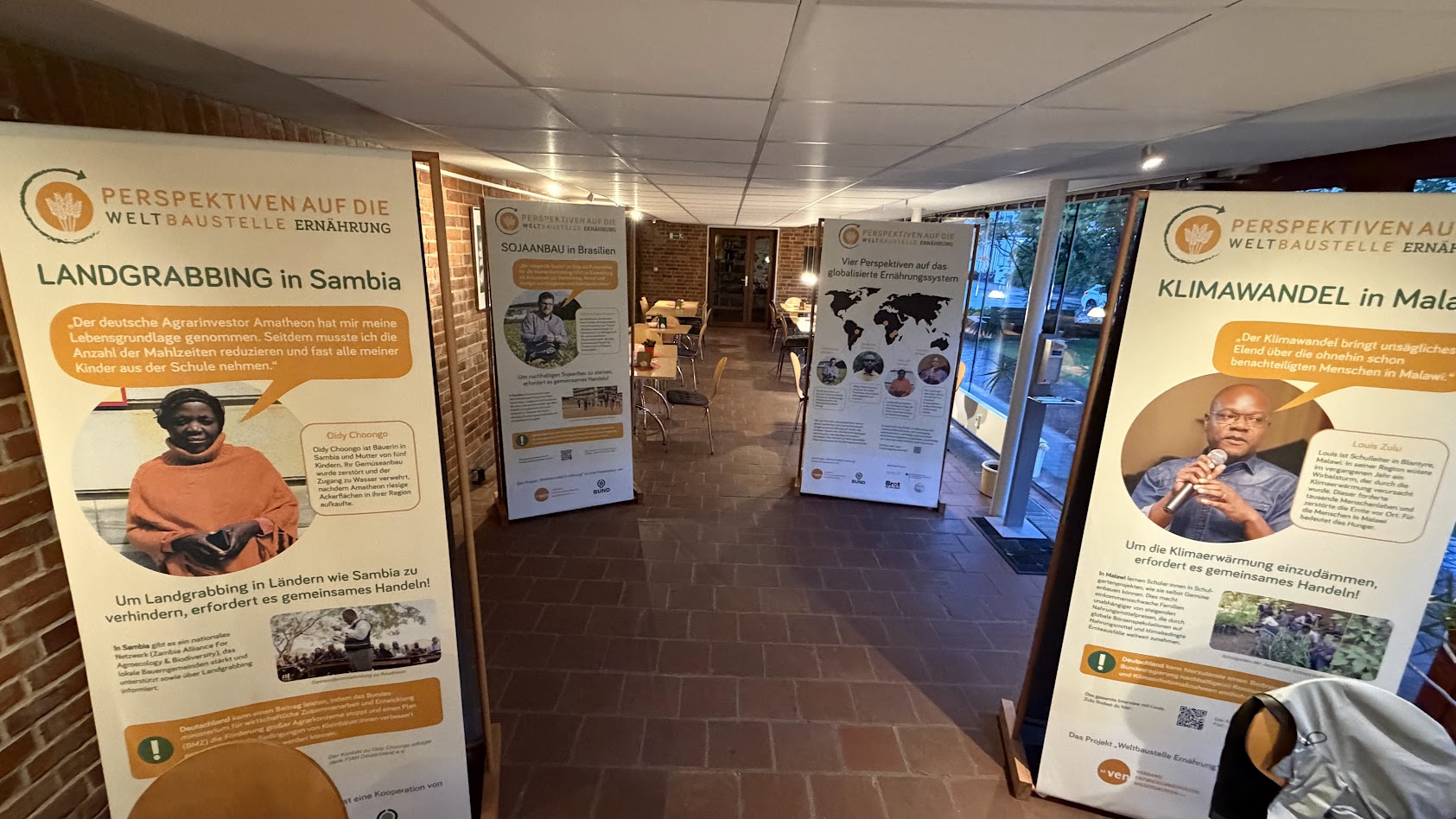 Ausstellungsplakate stehen im Café Exposé zwischen den Tischen