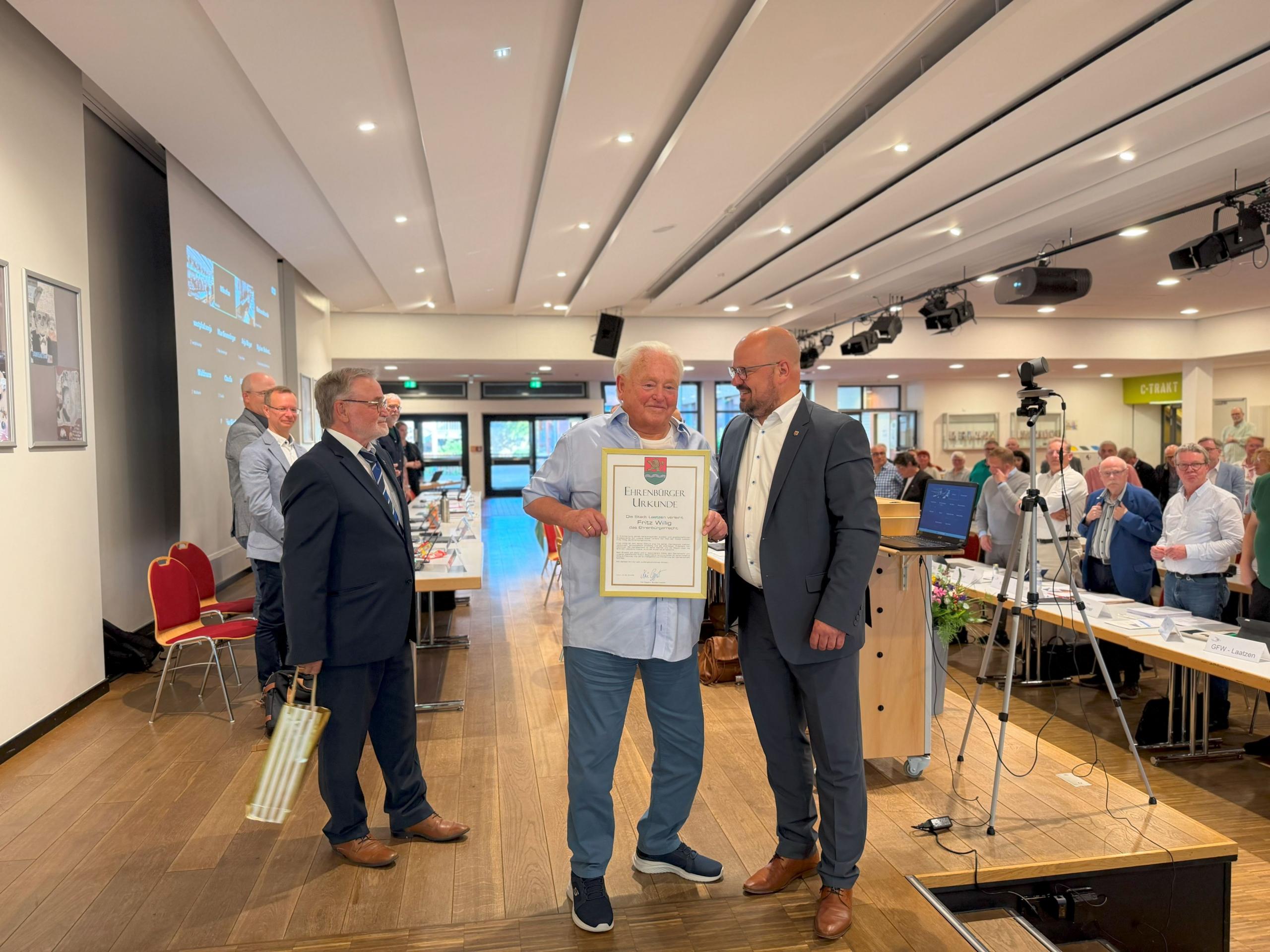 Bürgermeister Kai Eggert verleiht Fritz Willig die Ehrenbürgerwürde. ©Stadt Laatzen ehrenb rgerw rde fritz willig