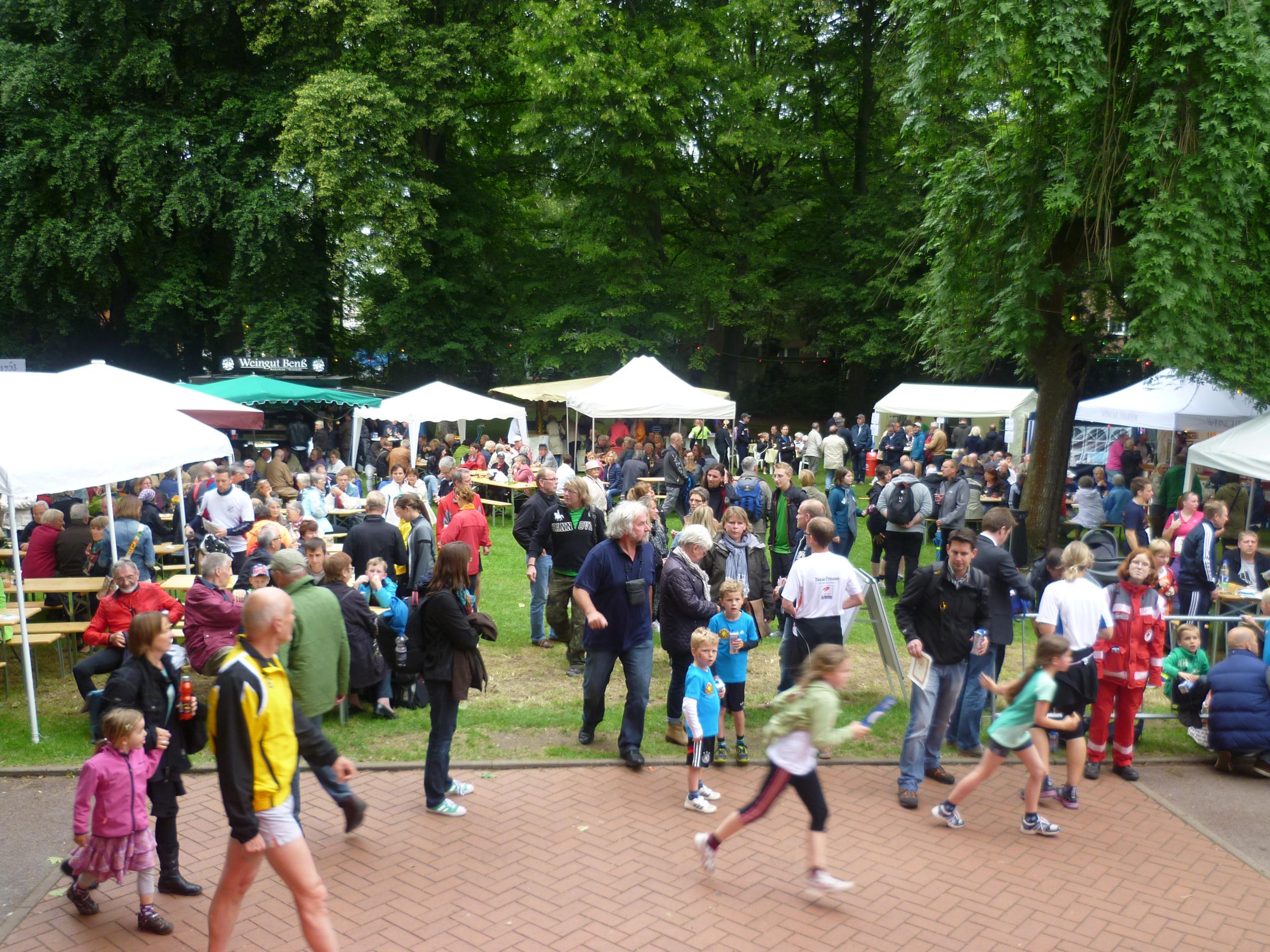 Blick über den Park vor dem alten Rathaus am Winzerfest