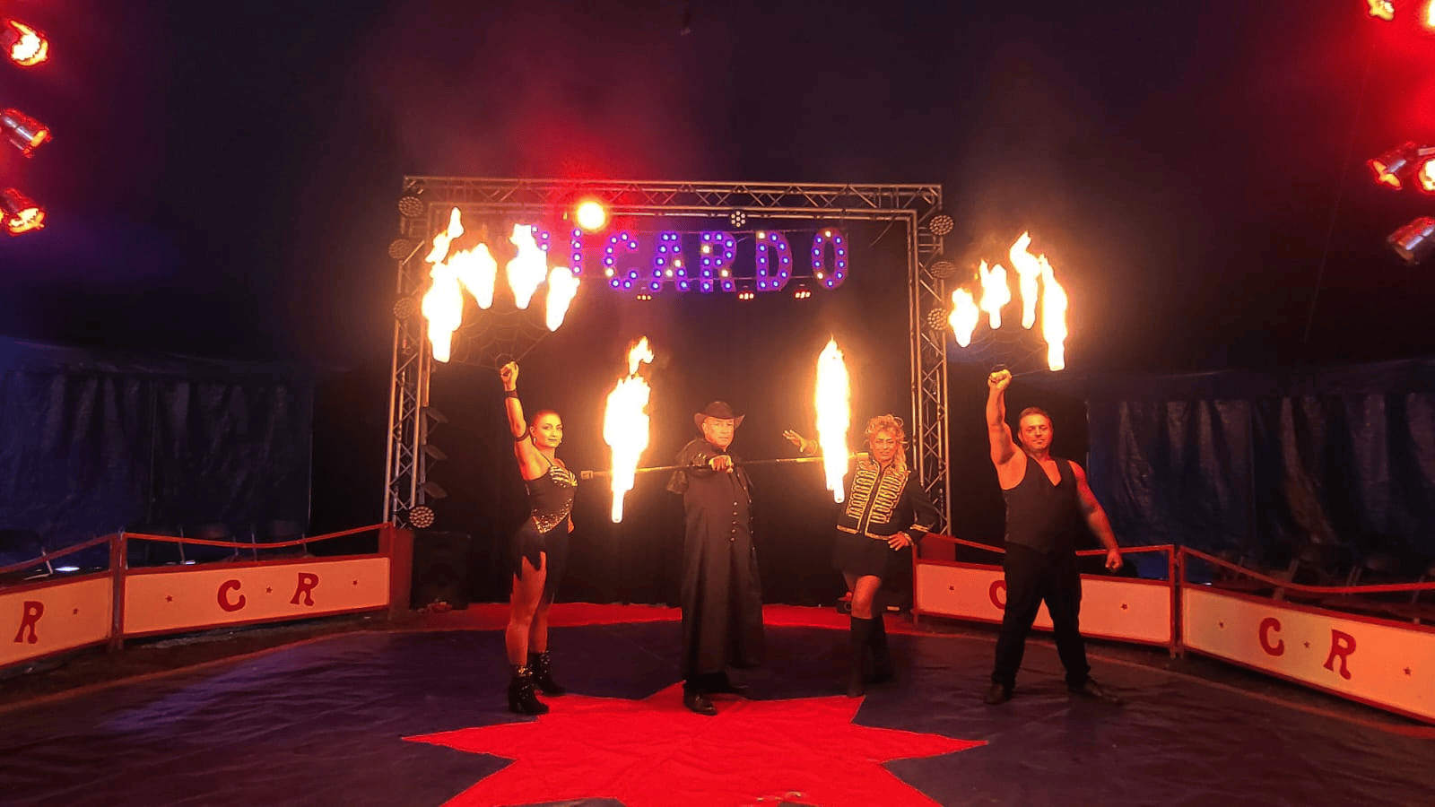 Manege mit mit Feuershow Artisten
