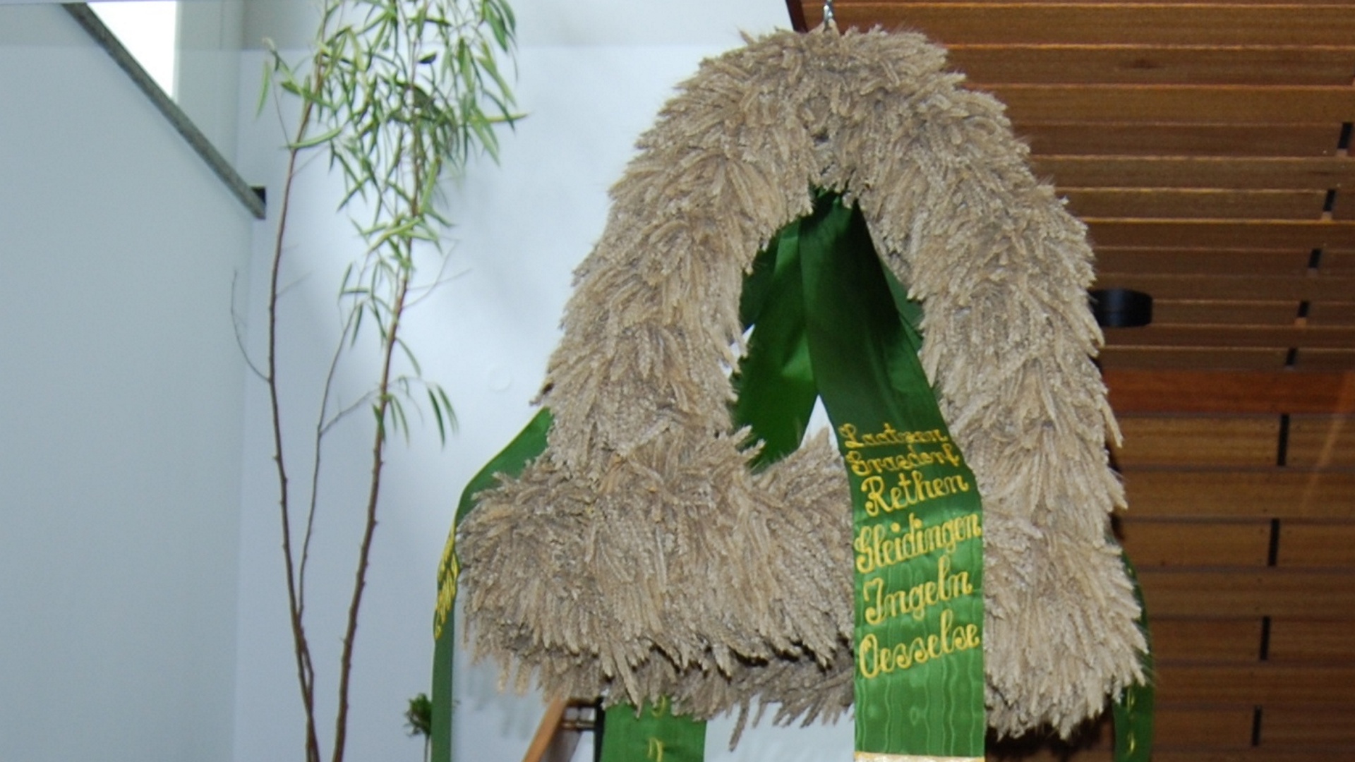 Erntekrone aus Ähren mit Schleife und Schriftzug der Laatzener Ortsteile