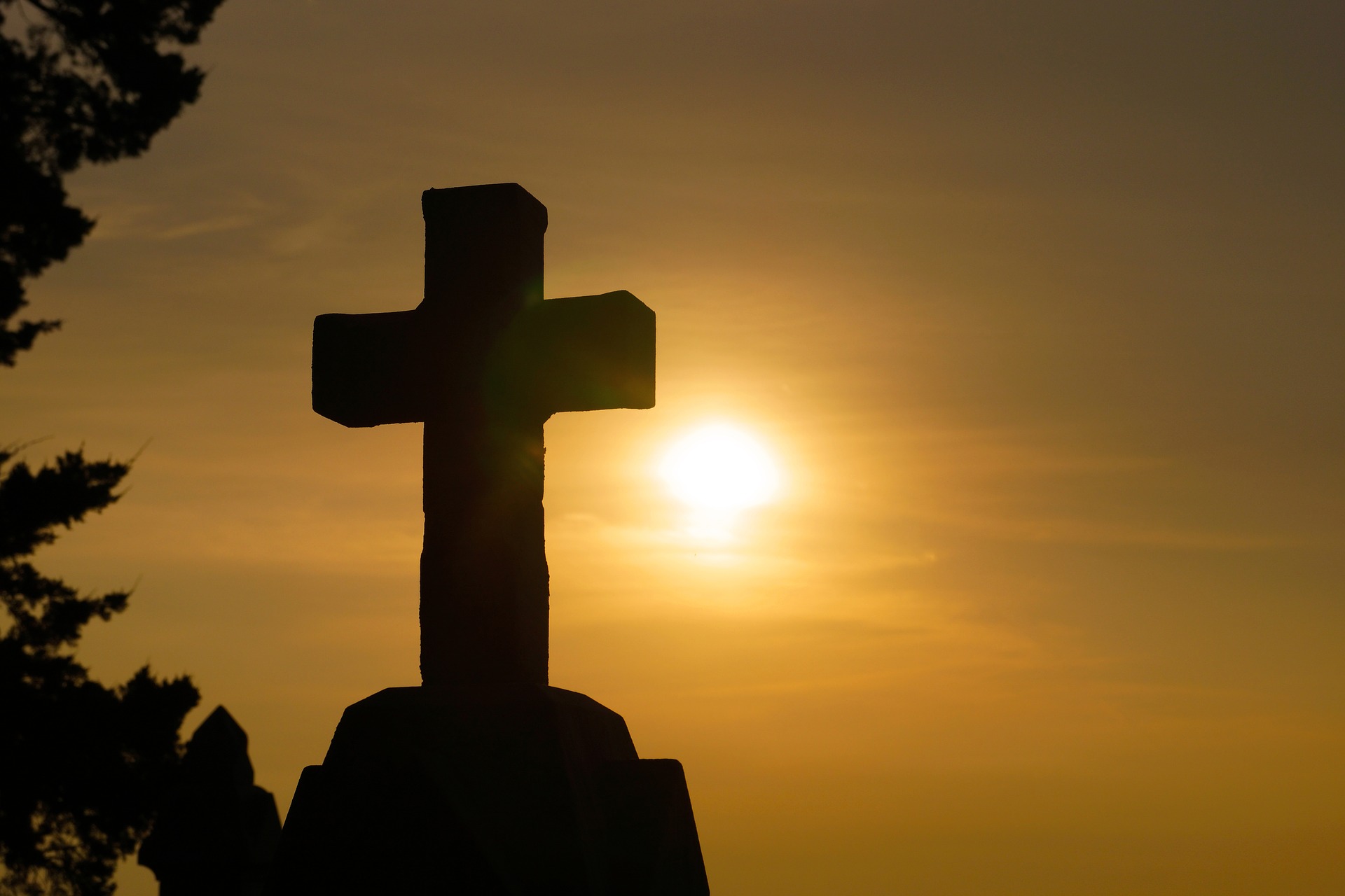 Kreuz im Sonnenaufgang