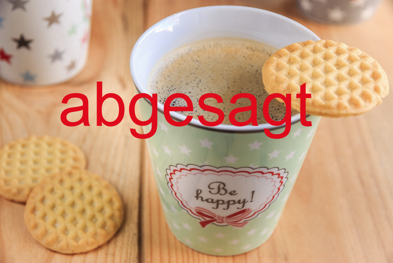 Kaffeebecher mit Keks und dem Schriftzug "Abgesagt"
