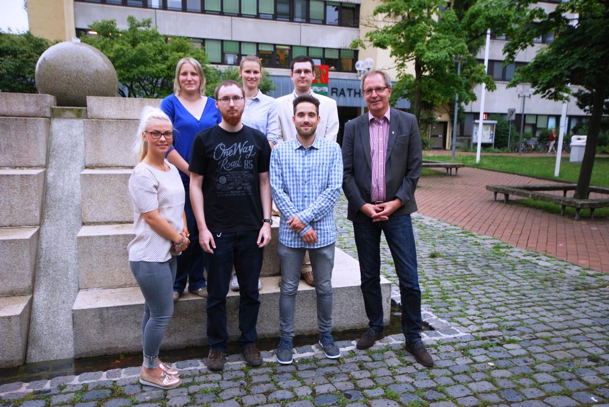 Die Absolventen auf einem Gruppenfoto mit Bürgermeister Jürgen Köhne