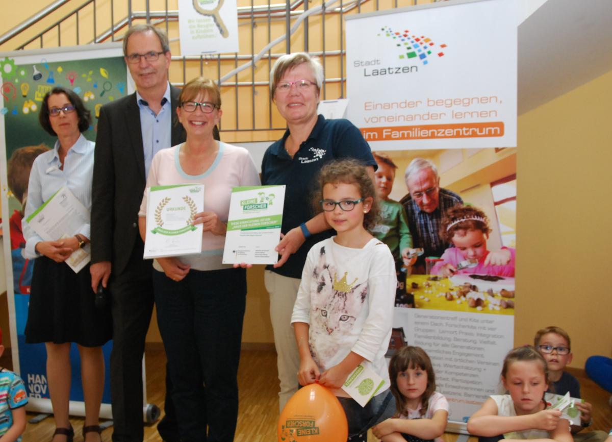 Familienzentrum ist nun 'Haus der kleinen Forscher' Alexandra Igel-Bree (Netzwerkkoordinatorin der Forscher Kids Region Hannover), Laatzens Bürgermeister Jürgen Köhne, stv. Regionspräsidentin Petra Rudszuck und Kita-Leiterin Christiane Helms Carnio freuen sich im Kreise der Kinder über die Auszeichnung