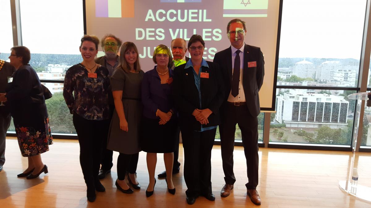 Luisa Oyen, Gerd Apportin, Katrin Förster, Angelika Rohde, Siegfried Guder, Silke Rehmert und Bürgermeister Jürgen Köhne beim Eröffnungsempfang in Grand Quevilly (vlnr)