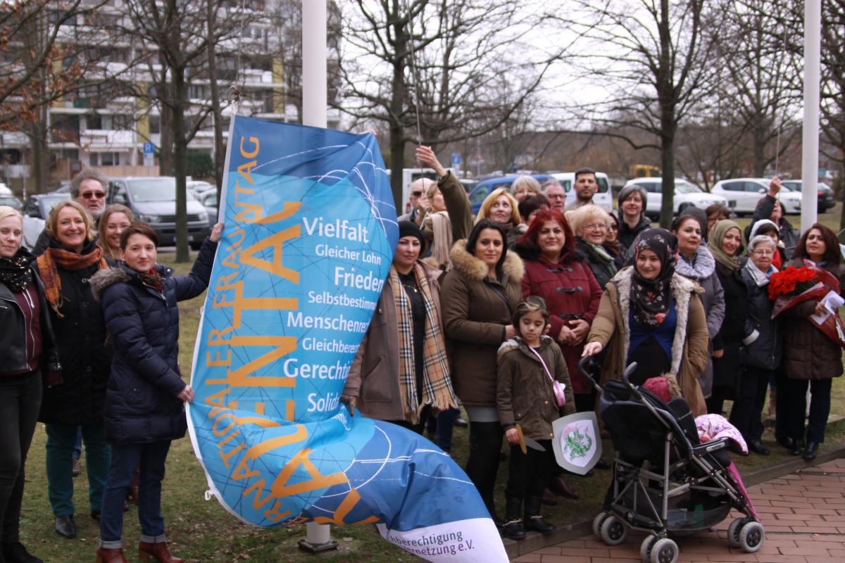 Internationaler Frauentag 2017 Gruppe von Frauen vor dem Rathaus