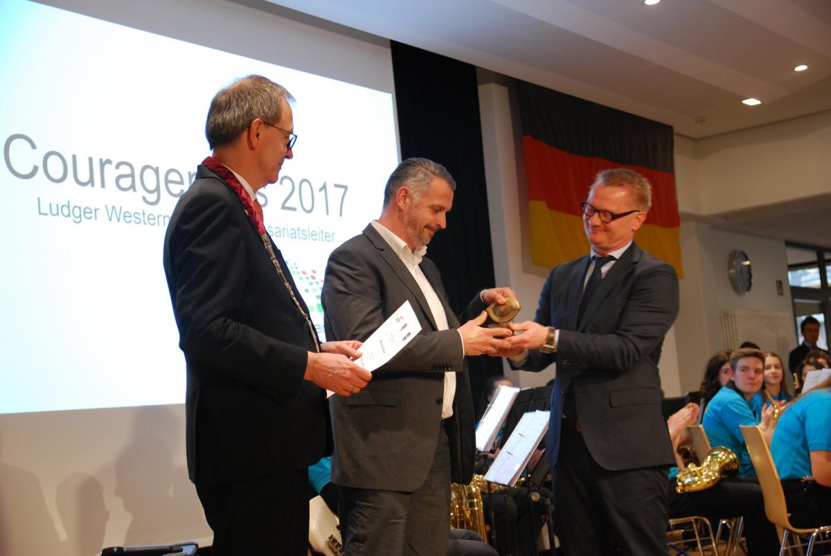 Preisträger des Couragepreises 2017 Michael Böneker mit Ludger Westermann und Jürgen Köhne (v.r.n.l.) (2)