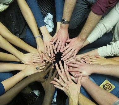 viele Hände ©Pixabay viele Hände bilden einen Kreis