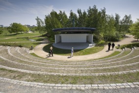 Blick auf die Kulturbühne im Park der Sinne von der Zuschauertribüne