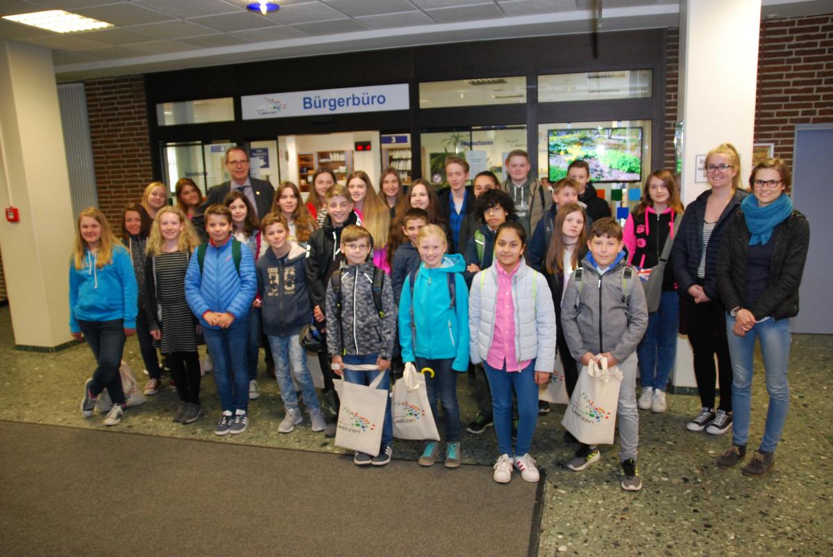 Gruppe von Schülerinnen und Schülern vor dem Laatzener Bürgerbüro