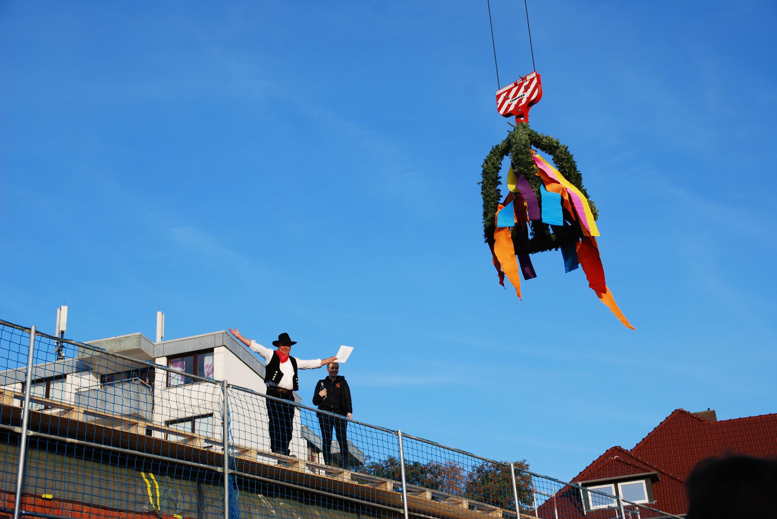 Polier und Feuerwehrfrau auf dem Dach der neuen Fahrzeughalle