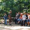 Teenagergruppe im Wald