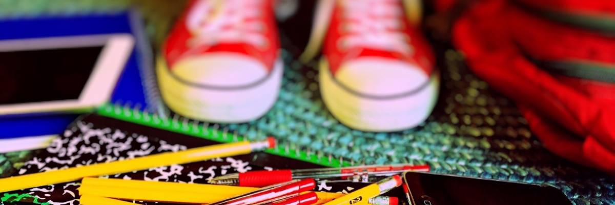 Turnschuhe, Bücher, Stifte