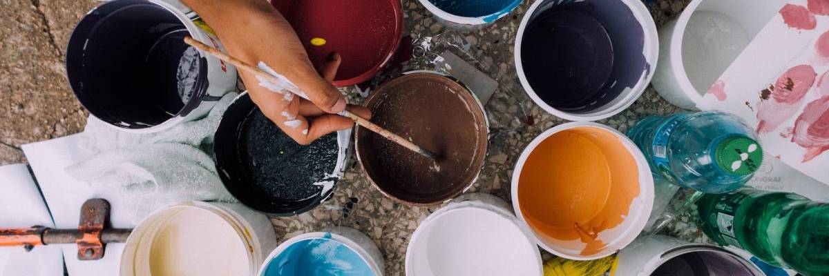 verschieden Farbtöpfe