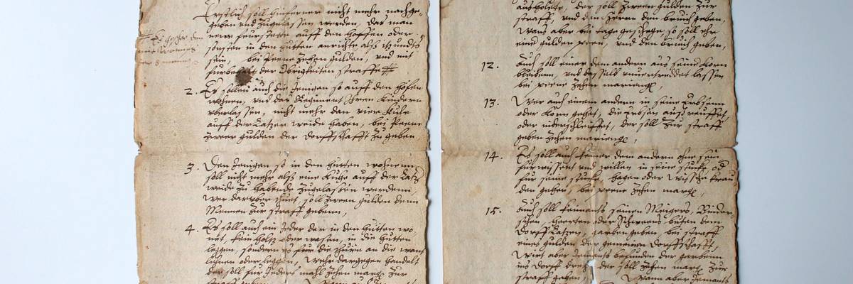 Zwei Blätter einer historischen Handschrift