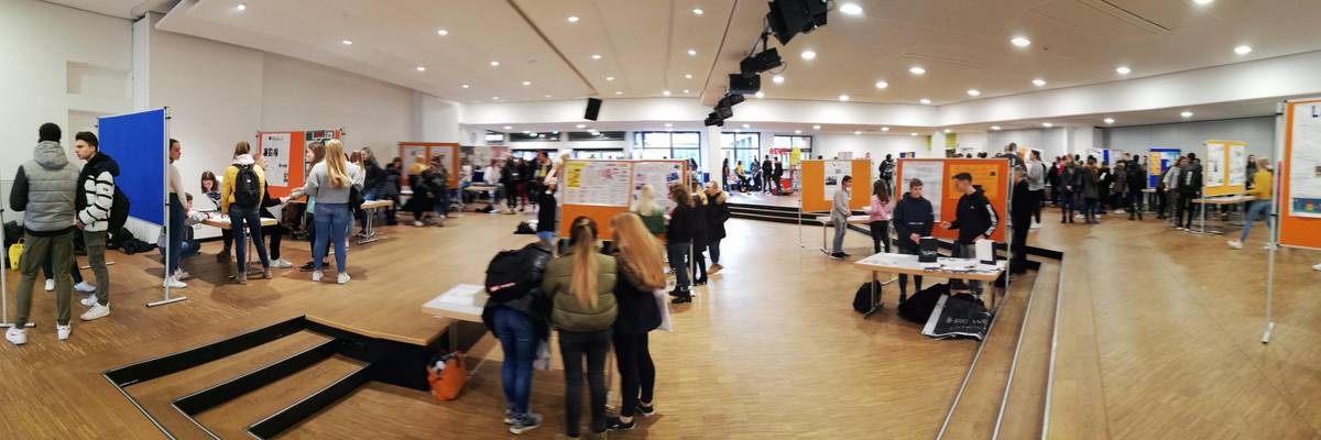 Blick über das Forum mit berufsorientierenden Ständen uns Schülerinnen und Schülern