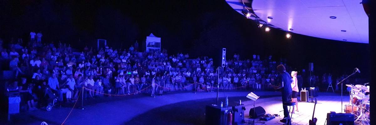Musikband spielt bei Nacht auf der Bühne im Park der Sinne vor Publikum