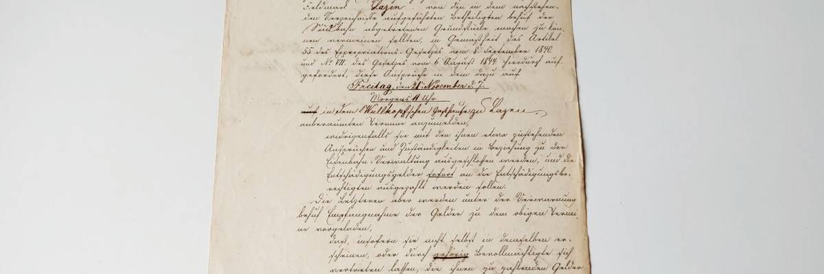 Altes Dokument auf weißem Grund