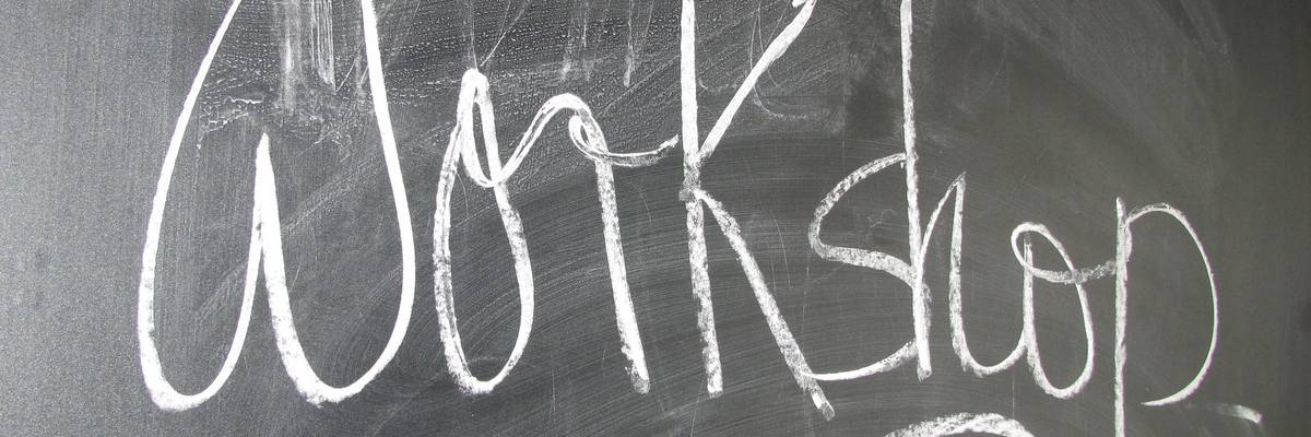 Kreideschriftzug "Workshop" auf einer Schultafel