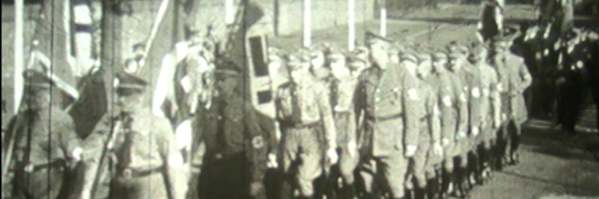 Aufmarsch von vielen Männern mit NSDAP Uniformen